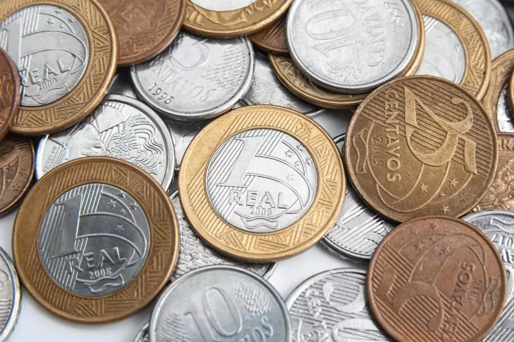 Governo avalia elevar tarifas para carros e aço para fechar contas em 2026